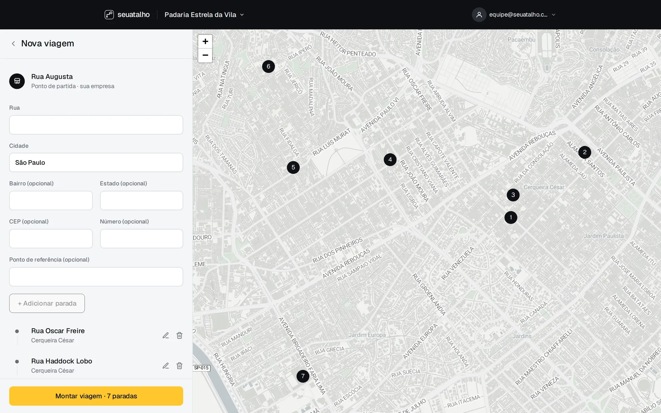 Tela de nova viagem do SeuAtalho: o endereço de cada parada digitado rua, cidade e número, as paradas já adicionadas listadas abaixo e marcadas no mapa, e o botão Montar viagem com sete paradas.